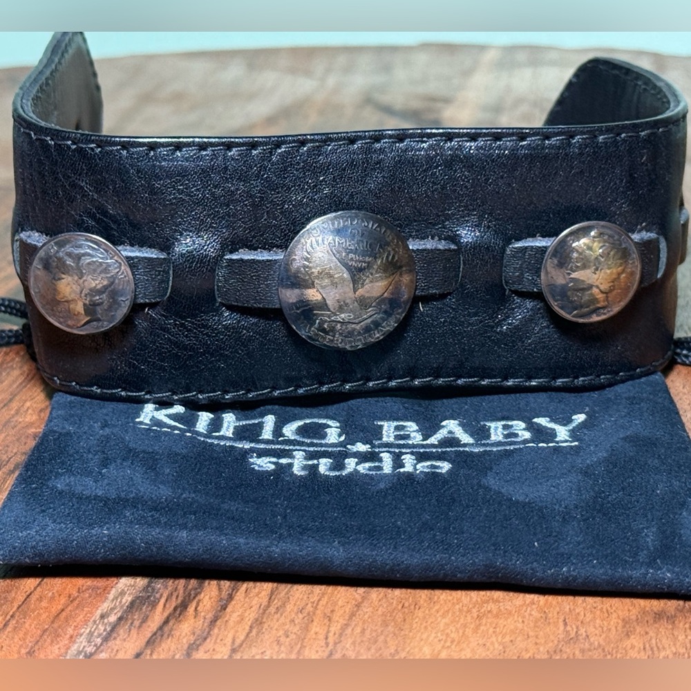 KING BABY LEATHER CUFF WITH QUARTER DOLLAR AND 2 DIME COINS AND SS .925